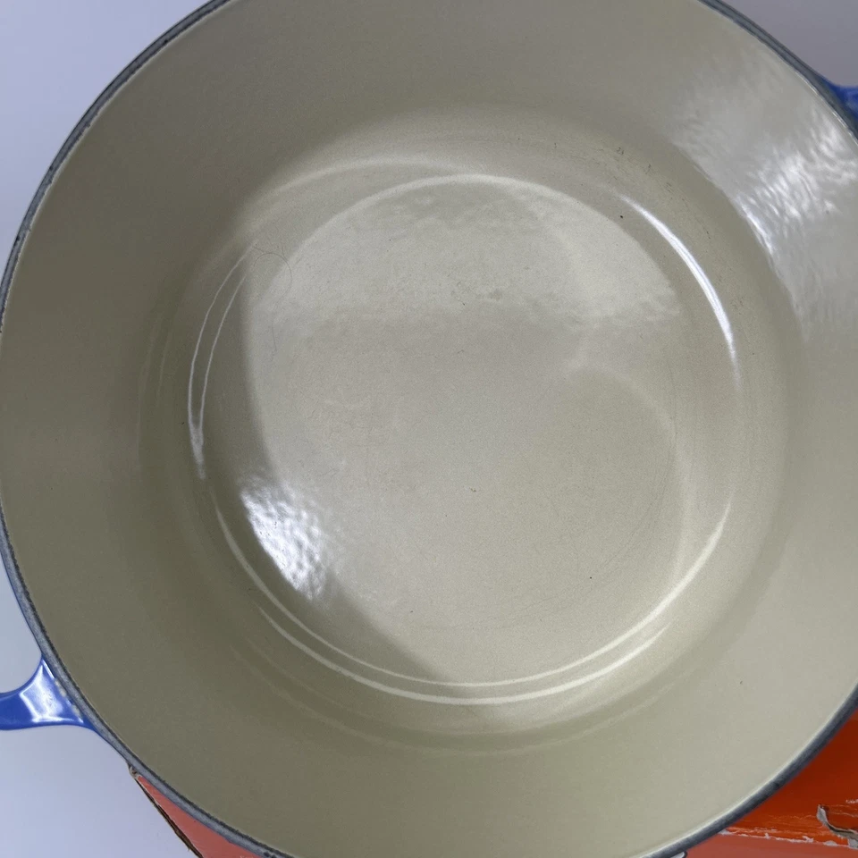 Cazuela redonda Le Creuset Signature horno holandés azul cobalto doble mango SIN TAPA Foto 3 de 4