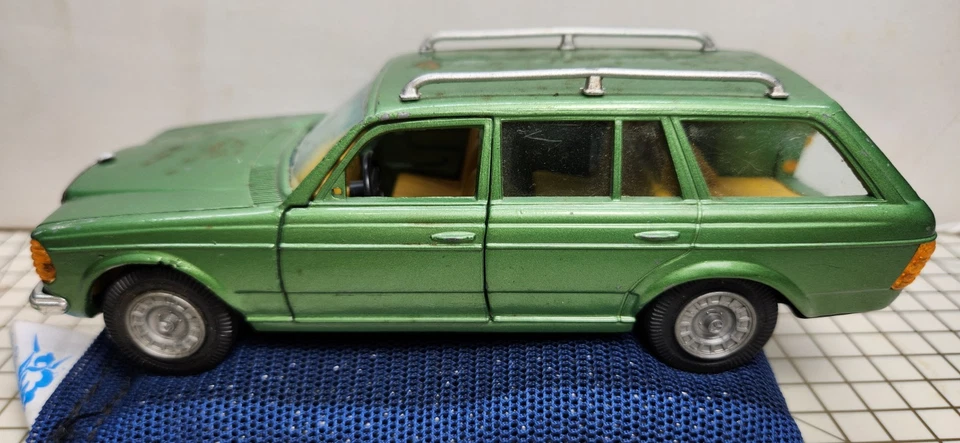 GAMA Mercedes-Benz 300 TD Turbo-Diesel Escala 1/26 Piezas Coche dañadas o faltantes Foto 3 de 4