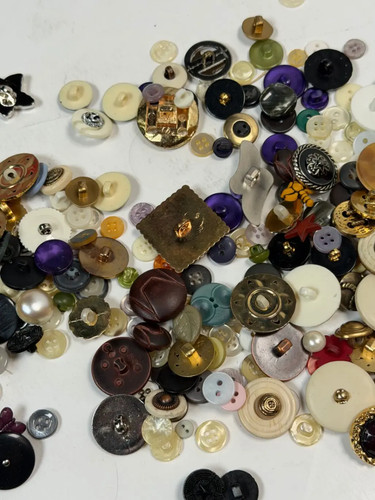 Vintage gemischte Knöpfe verschiedene Posten Basteln Nähen Verzierungen mehrfarbig 100+ - Bild 8 von 9
