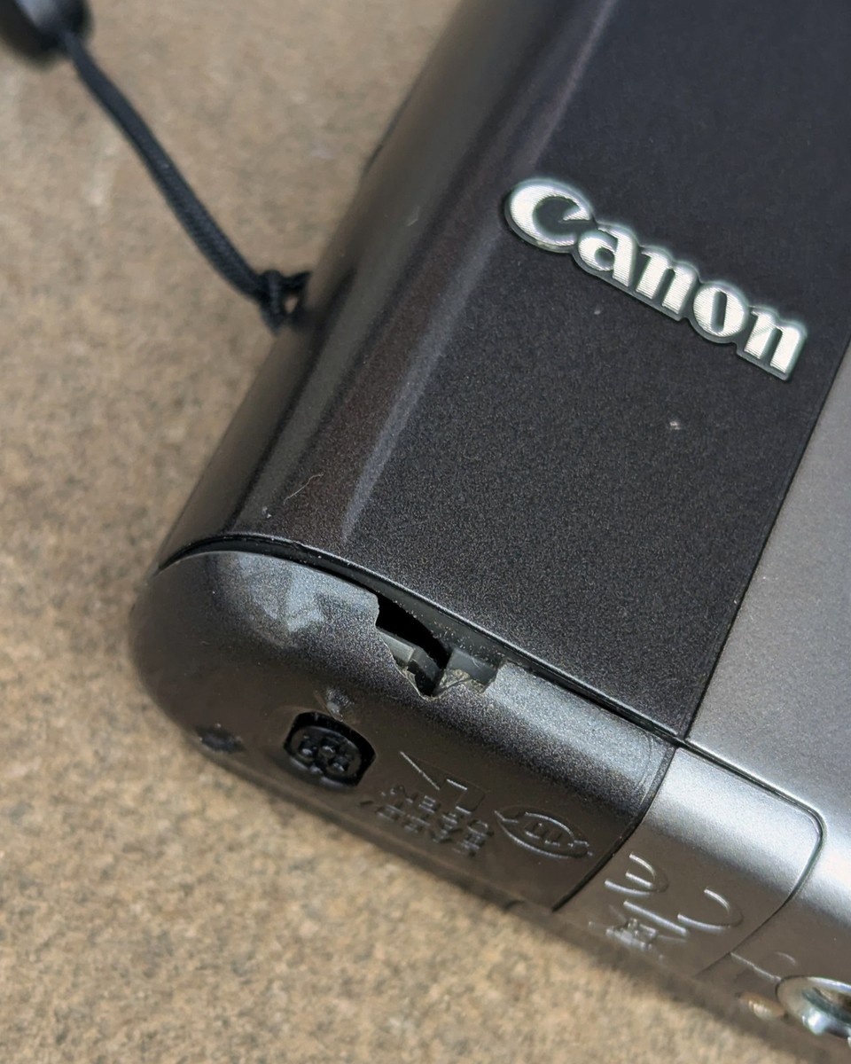 Canon Powershot A2000 IS 10.0MP Digital Camera *Broken Battery