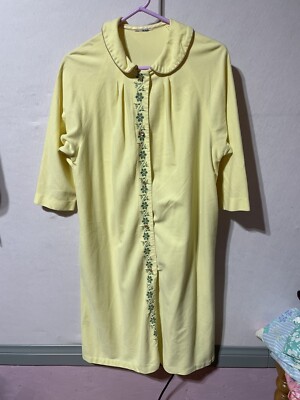 womens L  vintage bathrobe button front 2 pockets 3/4 sleeve embroidered detail
