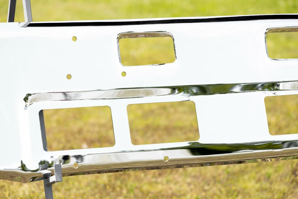 Parachoques Ford LTL9000 - Cromo con recortes de luz antiniebla Foto 2 de 4