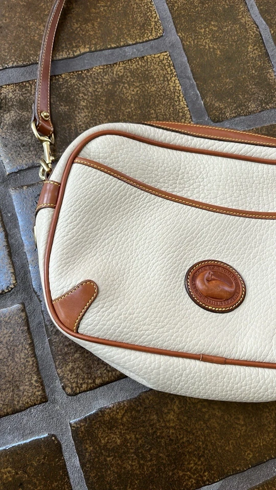 Bolso Bandolera Dooney & Bourke Bone De Colección Blanco y Cuero Tostado Británico con Cremallera Superior Foto 3 de 4