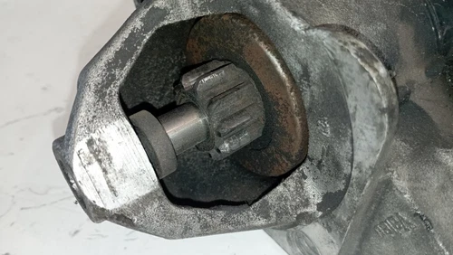 068911024E Uchwyt Rozrusznik do VOLKSWAGEN PASSAT VARIANT (3B5) Comfortli 1108536 - Zdjęcie 2 z 5
