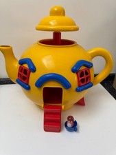 VINTAGE BLUEBIRD BIG YELLOW TEAPOT FIGURE AND TEACUP