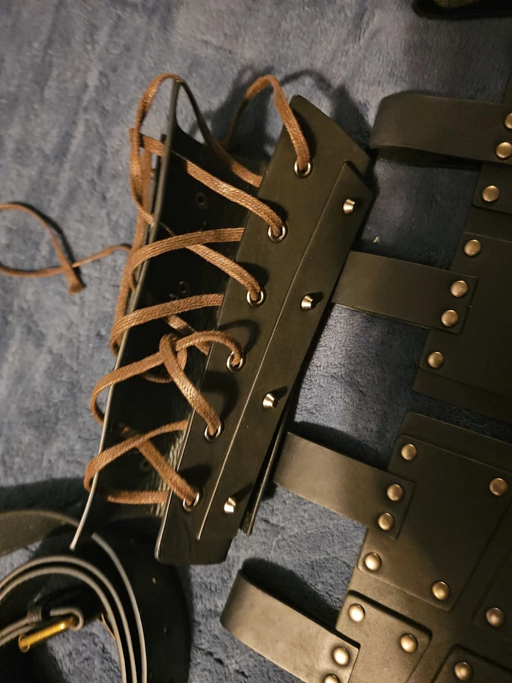 Комплект для косплея из черной кожи / LARP, 2 поясные пластины, 1 кронштейн, 3 чехла и ремень - Изображение 4 из 4