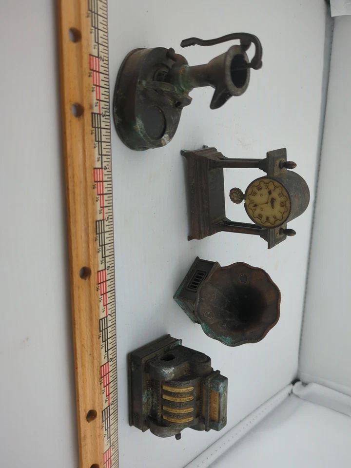 Lote de 4 estatuillas sacapuntas miniatura de metal para casa de muñecas Durham Industries Foto 2 de 4