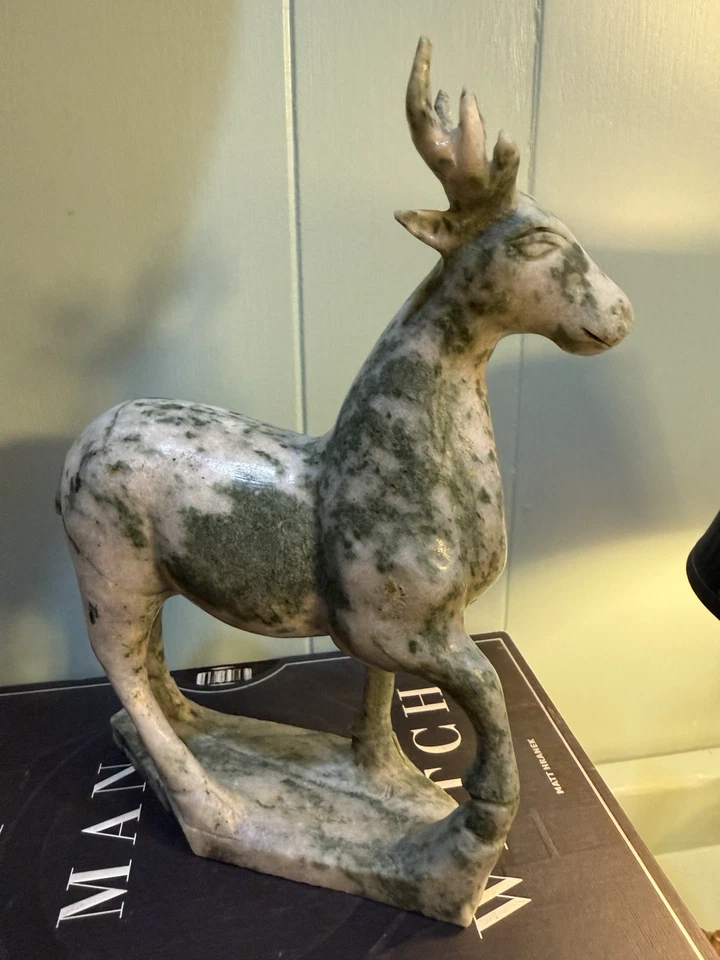 Antigua figura de ciervo de piedra dura de exportación china tallada en piedra verde 1920 Foto 2 de 4