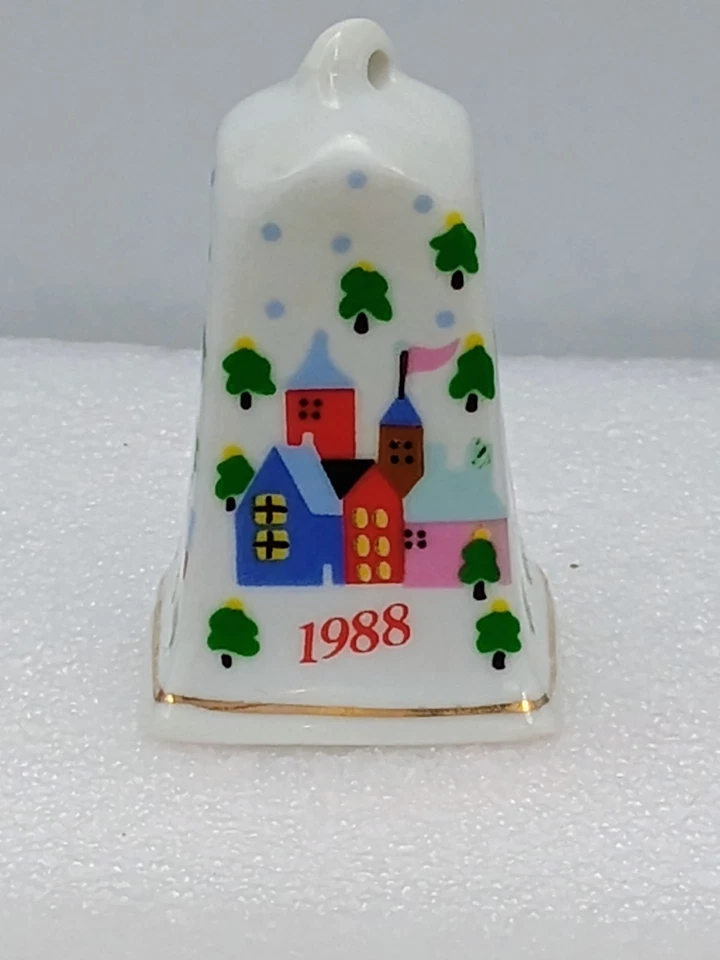Campana de porcelana blanca vintage LVC 1988 diseño pueblo adorno de Navidad Foto 2 de 4