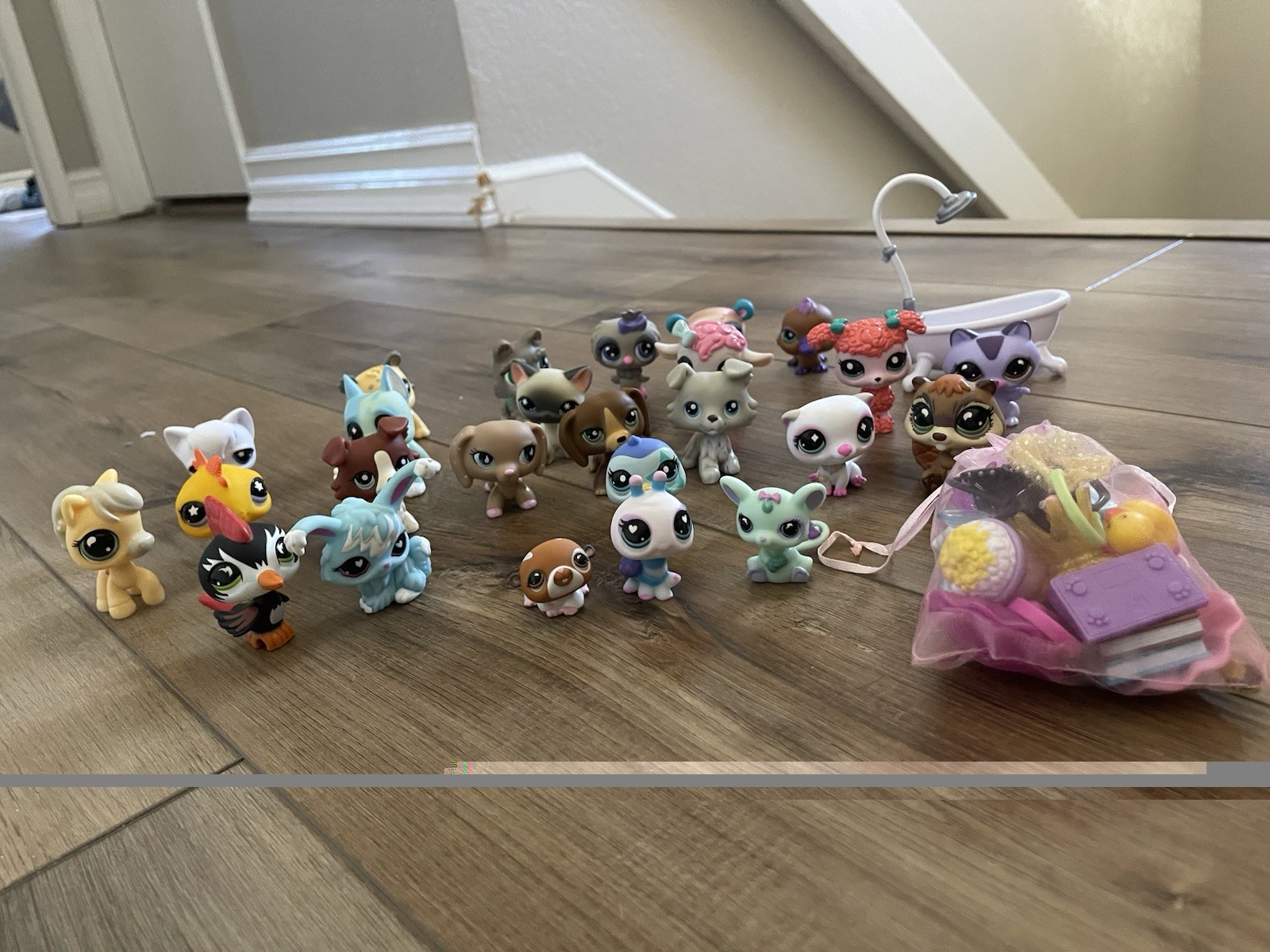 Littlest Pet Shop LPS Mixed Pet Figure Lot w/ Accessories, Bathtub & Bag