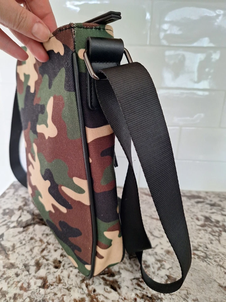 Bolso camuflado para hombre GUESS Foto 3 de 4