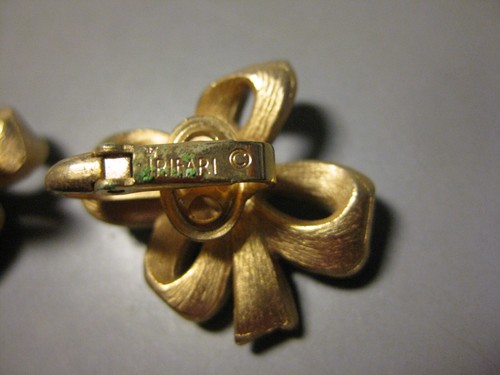 Par de pendientes de clip de lazo blanco esmaltado y placa de oro Trifari vintage - Imagen 4 de 7