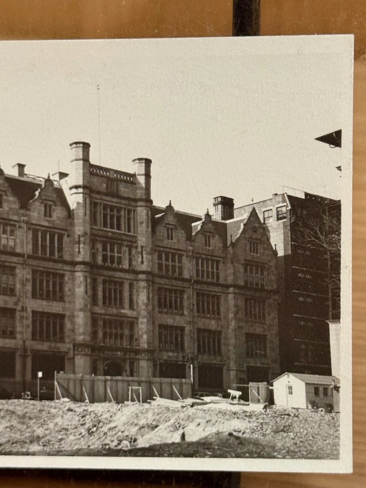 Fotografia arquitetônica VIVIAN MAIER PS 166 edifício escolar Manhattan - Imagem 4 de 4