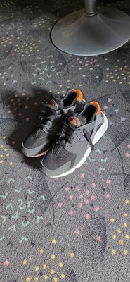 Nike Air Huarache, Größe 40.5, Schwarz/Safety Orange
