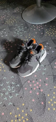Nike Air Huarache, Größe 40.5, Schwarz/Safety Orange - Bild 1 von 4