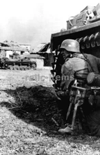 WW2 PICTURE PHOTO GERMAN SOLDIER COVERED BY A TIGER TANKS 6465