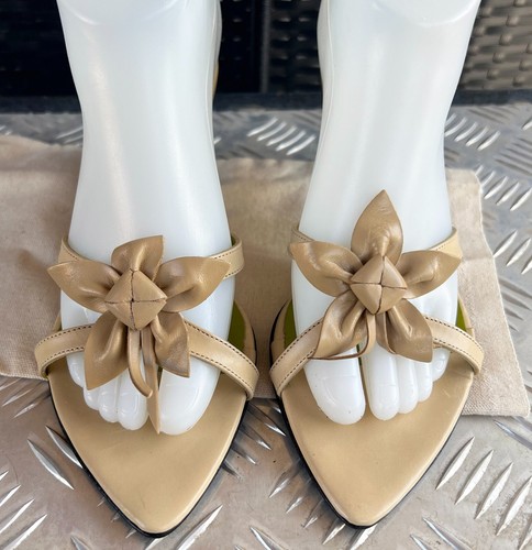 Sandalia Kenzo Fanee Talla 37.5 EU/7.5 EE. UU. Tacones Cuero Tostado Mulas Canchas Flor Arco - Imagen 8 de 11