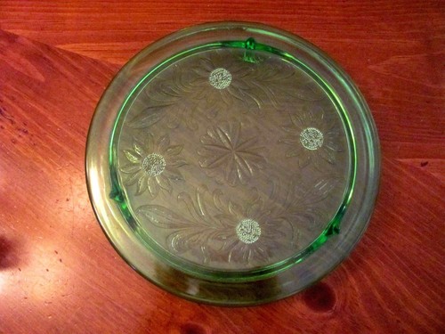 VINTAGE JEANETTE USA VASELINE GREEN GLASS 'SUNFLOWERS' FOOTED CAKE STAND PLATE - Picture 3 of 7