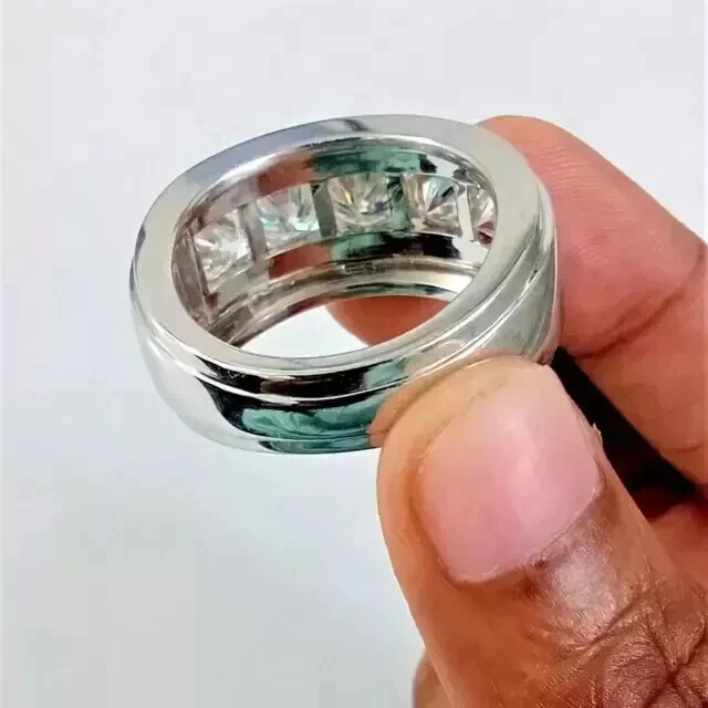 Alianza de boda de moissanita de corte redondo de 3 quilates para hombre enchapada en oro blanco de 14 quilates Foto 3 de 4