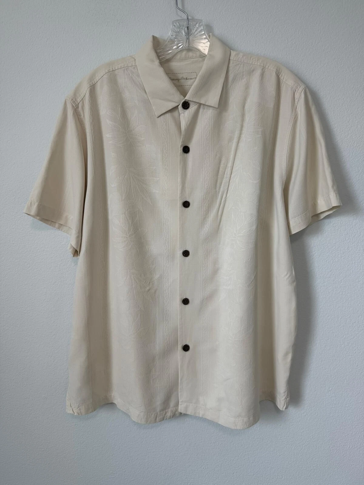 Tommy Bahama 100% Silk Short Sleeve Button Up Textured Floral Shirt Size XL
Opens in a new window or