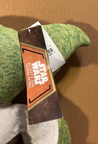 Star Wars Galaxy's Edge Trading Post Yoda Cuscino Buddy peluche lavorato a maglia 16" nuovo con etichette - Foto 2 di 5