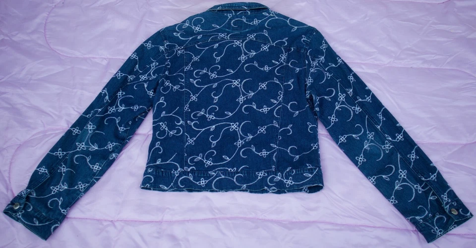 CREST WOMEN/GIRLS JEAN JACKET/TOP Size - M. TAG NO. 450d - Image 3 of 4