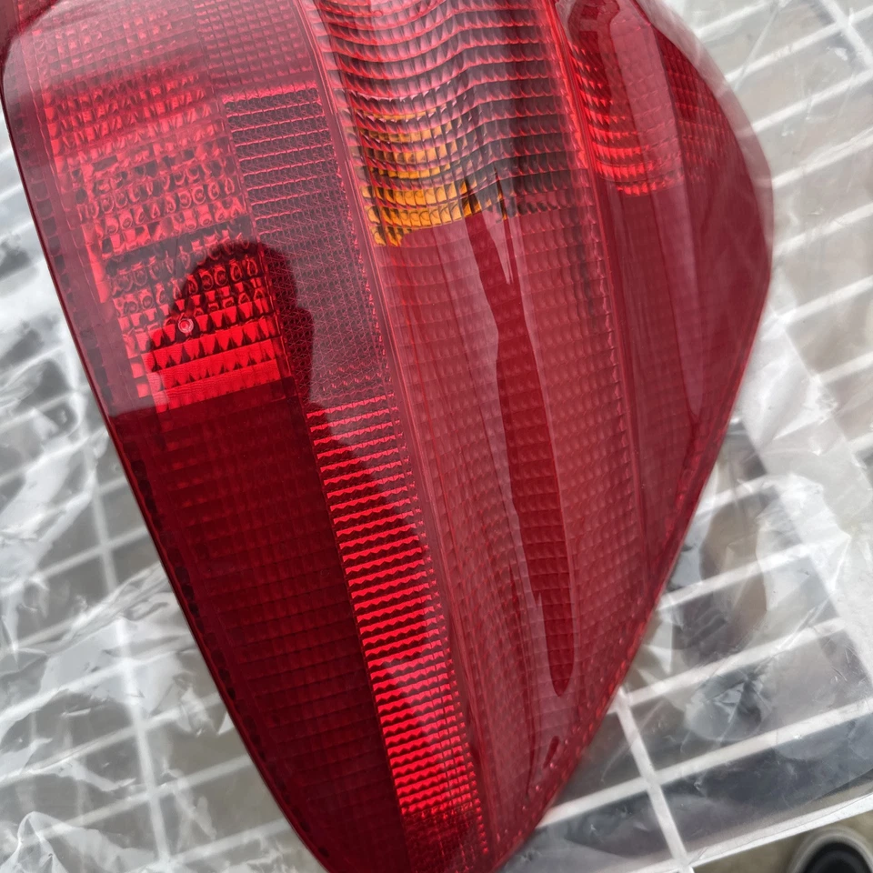 03-06 Conjunto de lámpara de luz trasera lateral derecha Mercedes R230 SL500 SL600 FABRICANTE DE EQUIPOS ORIGINALES Foto 3 de 4