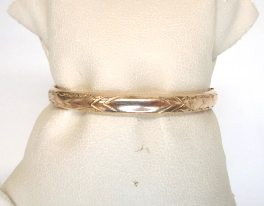 Brazalete bebé antiguo grabado relleno de oro Foto 2 de 4