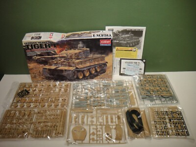 Academy - 1/35 - 1997 - German Heavy Tank Tiger-I Mid Prod Ver - Open / Complete