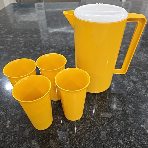 Klassischer gelber Krug mit Deckel und vier Tassen Becher Gummiware Rubbermade