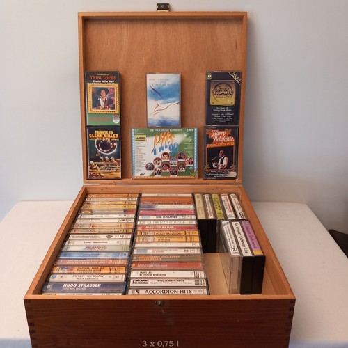 51 ältere MC Musikkassetten in einer Holzkiste -Pop, Rock, Schlager ...
