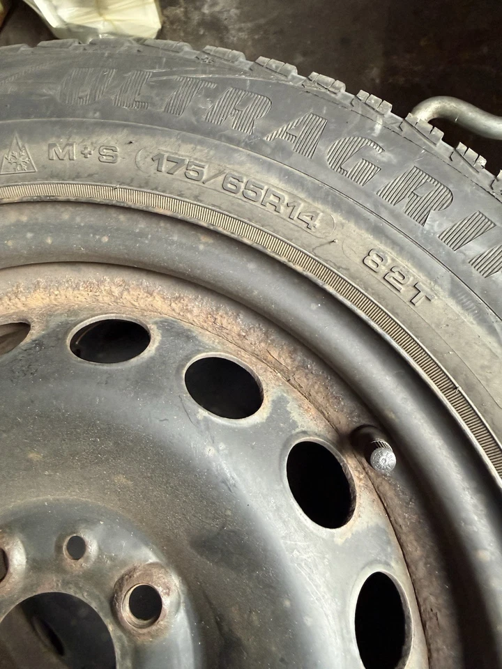 Vier Winterreifen, M+S, Golf, 175/65 R 14 82T, Komplett - Bild 2 von 3