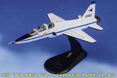 Hobby Master 1:72 T-38A Talon USAF #65-10363 Blackbird Chase Aircraft
