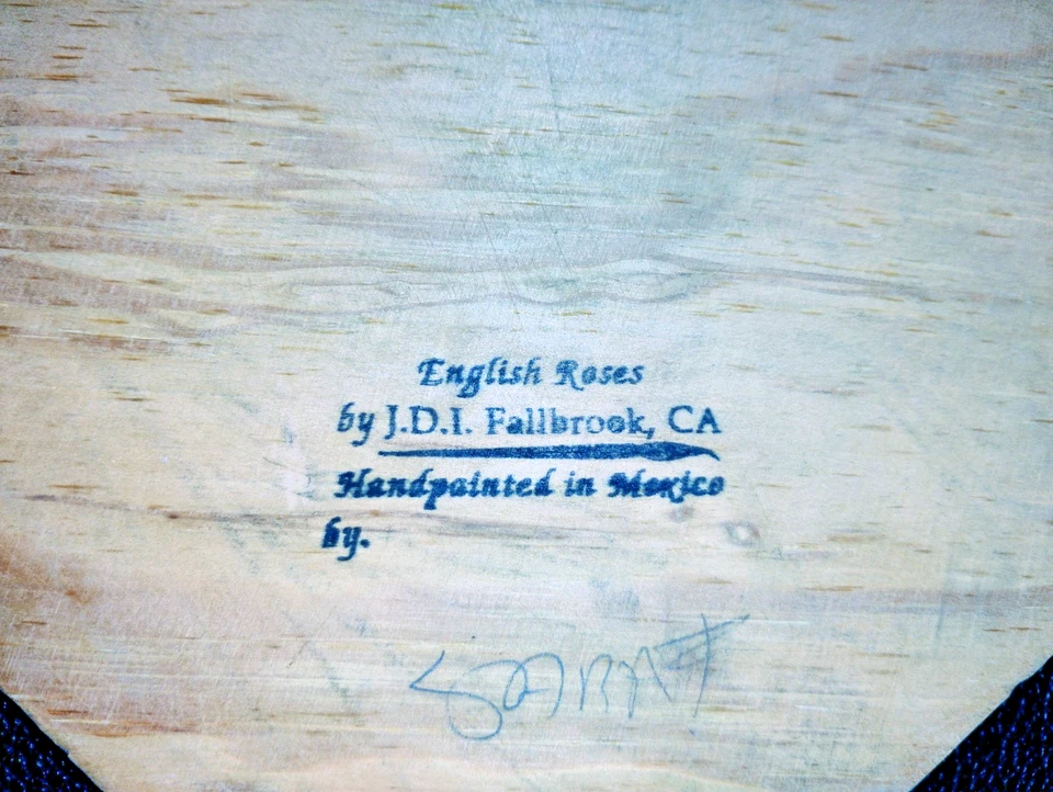 10" X 10"  Wooden  Heart  English Roses  Wall Hanging   Hand Painted - Image 3 of 3