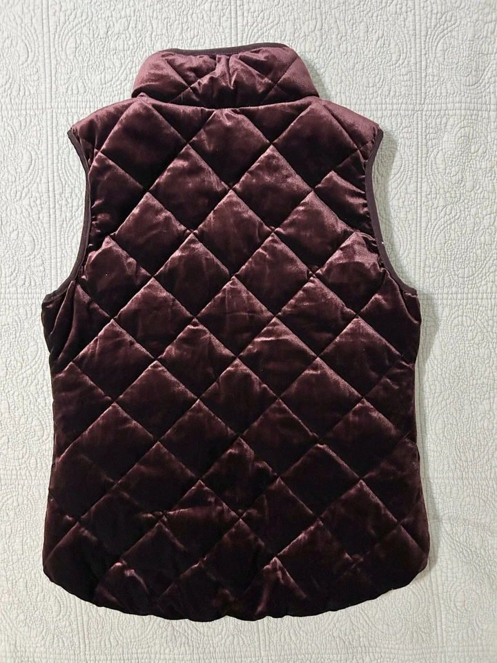 Chaleco acolchado con cremallera de terciopelo borgoña talla mediana NY&C New York & Company para mujer Foto 4 de 4