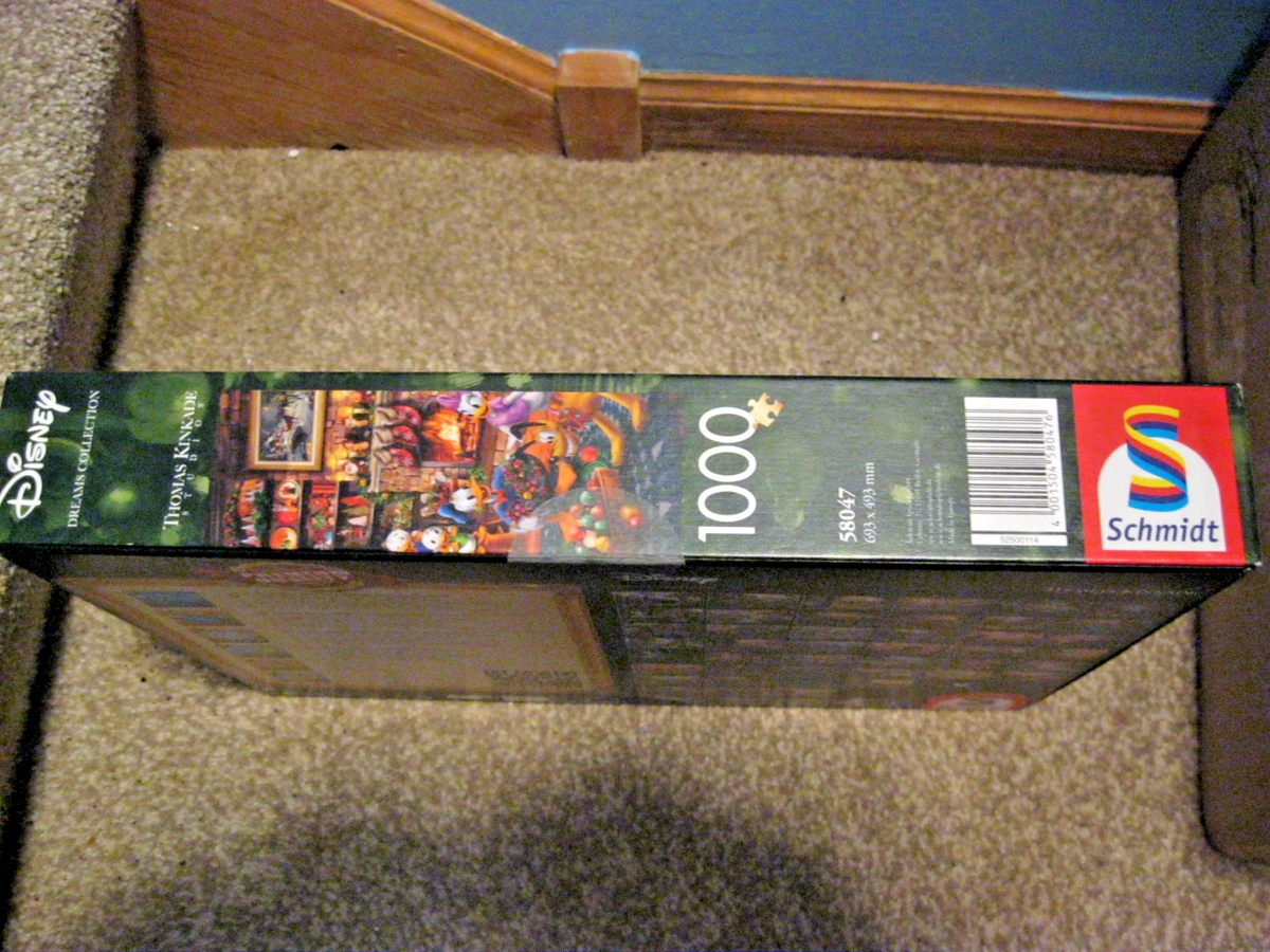 SCHMIDT 1000 PIECE PUZZLE DISNEY: MICKEY & MINNIE TRIMMING THE