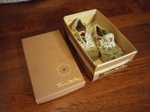 TOM McAN 1957 GIRLS WHITE TENNIS SHOE W/SAIL BOATS-TENNIS RACKETS-FLAGS & BOX