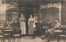CPA carte photo façade Magasin Terrasse d'un bistrot avec client et militaires
