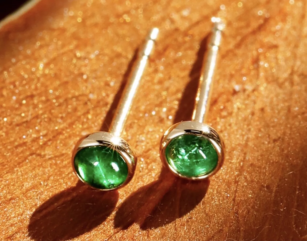 Tiny emerald stud earrings deals