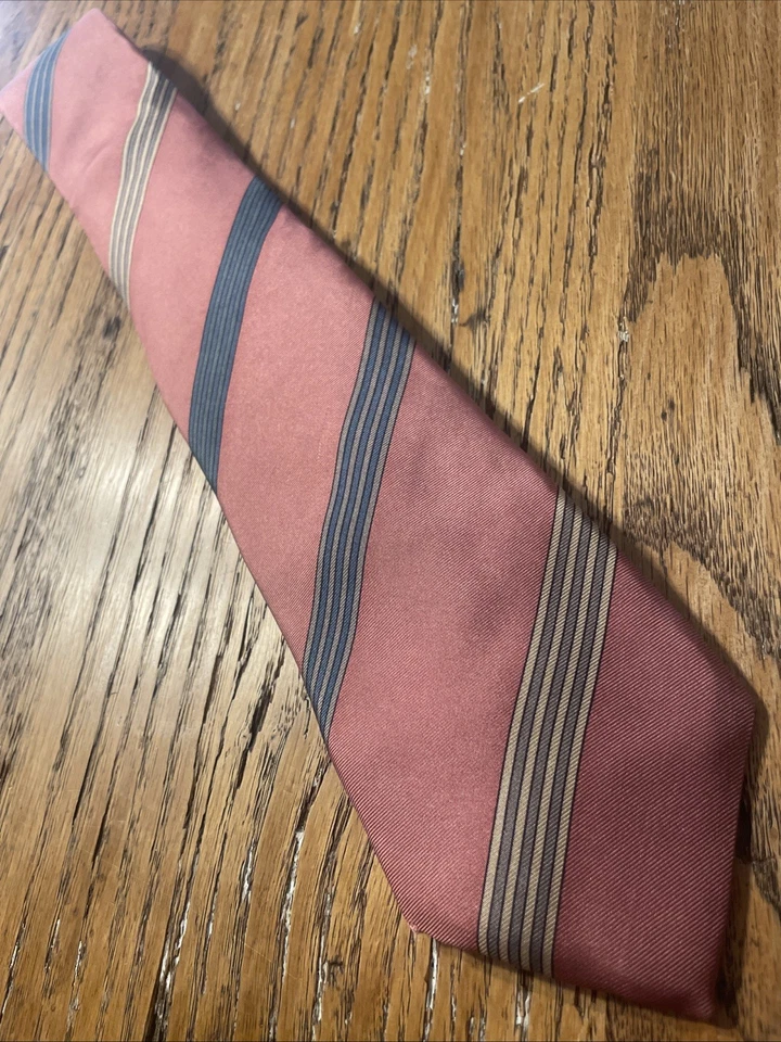 Gravata listrada de seda vintage em excelente estado usado John Henry feita nos EUA - Imagem 2 de 4
