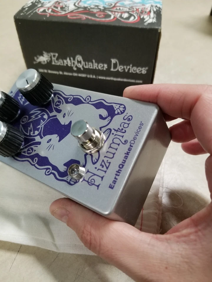 Pedal Earthquaker Devices Hizumitas Fuzz Sustainar Foto 3 de 4