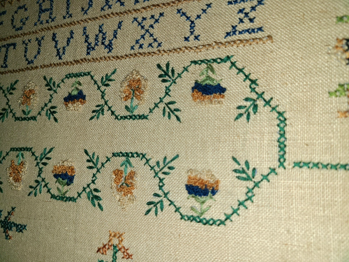 Großes antikes gerahmtes Kreuzstichmuster, Alphabet Blumen Tiere, 25" x 19" - Bild 10 von 14