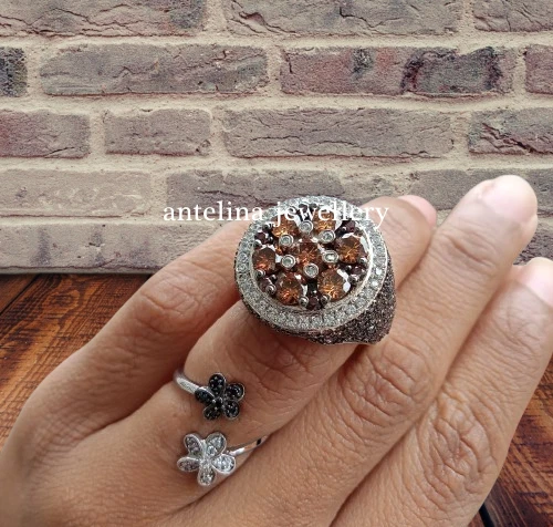 Anillo de compromiso redondo de 4 quilates con diamantes marrones y simulados para hombre enchapado en oro blanco de 14 quilates Foto 4 de 4