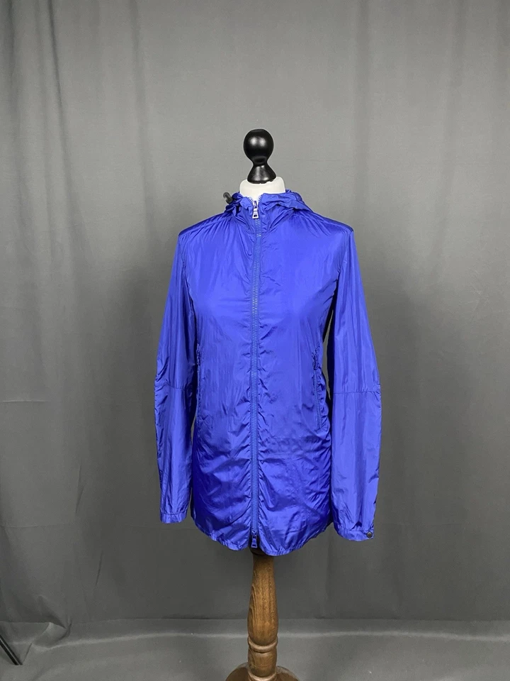Chaqueta cortavientos Prada de nailon ligera con lengüeta roja azul para muje... - Imagen 3 de 4