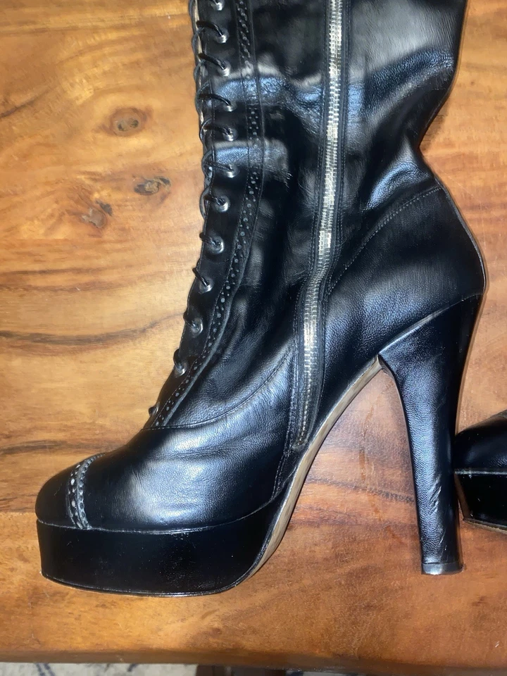 Botas con cordones hasta la rodilla Betsey Johnson de cuero negro para mujer 7 Foto 4 de 4