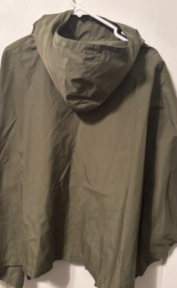 Poncho de lluvia vintage Ralph Lauren grande verde con capucha de nailon  Foto 2 de 4