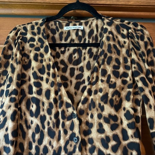 Vestido midi para mujer Reformation Leopardo Alma manga 3/4 cuello en V botón delantero talla 0 - Imagen 4 de 14