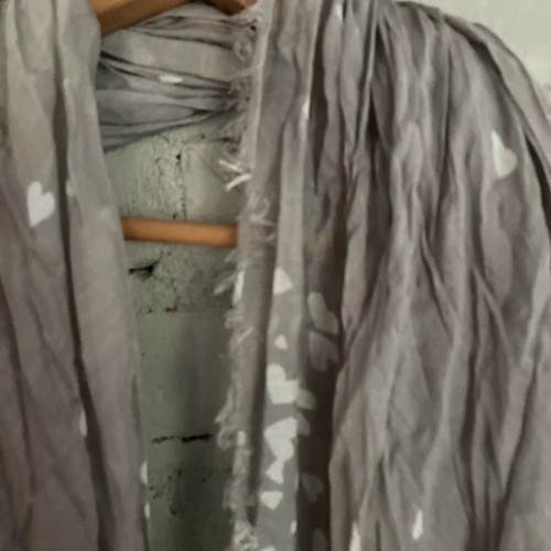Foulard Tilo créateur imprimé coeur gris avec franges cils NEUF avec étiquettes 100%modal - Photo 3/4