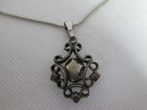 Vintage Green Circular Stone Pendant Necklace Silver Tone Snake Chain 18" - Picture 3 of 7