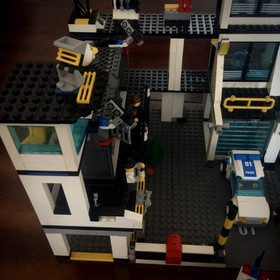 LEGO CITY: Police Headquarters (7744) W/INSTRUCTIONAL MANUAL 100% COMPLETE